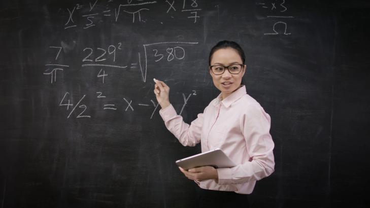 معلم مثقف أم معلم ملقن؟