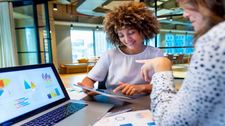 تقنيات التقييم الإبداعي في الكوتشينغ: قياس الأثر بما يتجاوز التقليد